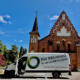 RM Relinings servicebil framför Mariakyrkan i Sigtuna